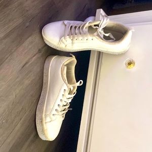 Glittering regular white shoes